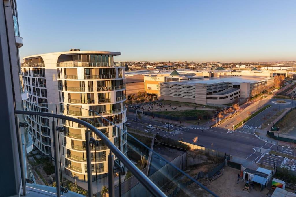 Luxe Cityscape @ Waterfall Ellipse Apartamento Midrand